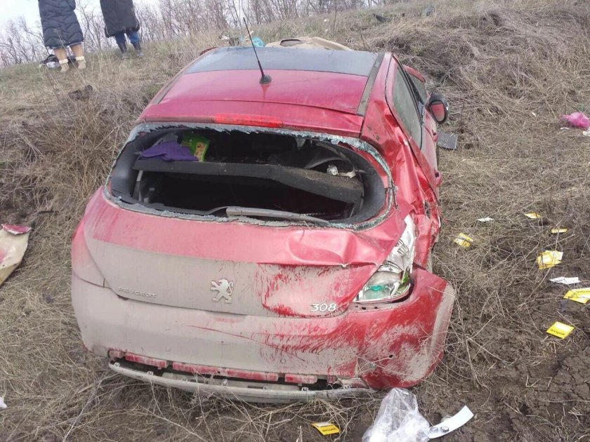 Разбитый Пежо 308 красный