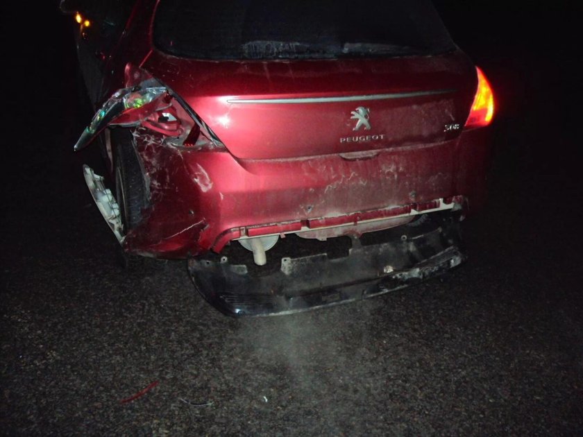 Разбитый Пежо 308 красный
