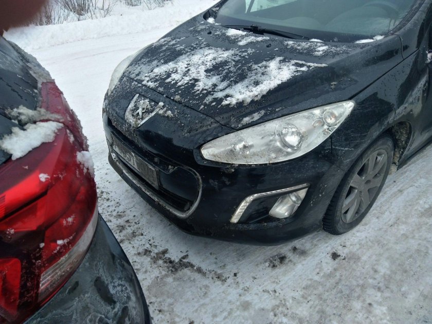 Пежо 308 красный зимой