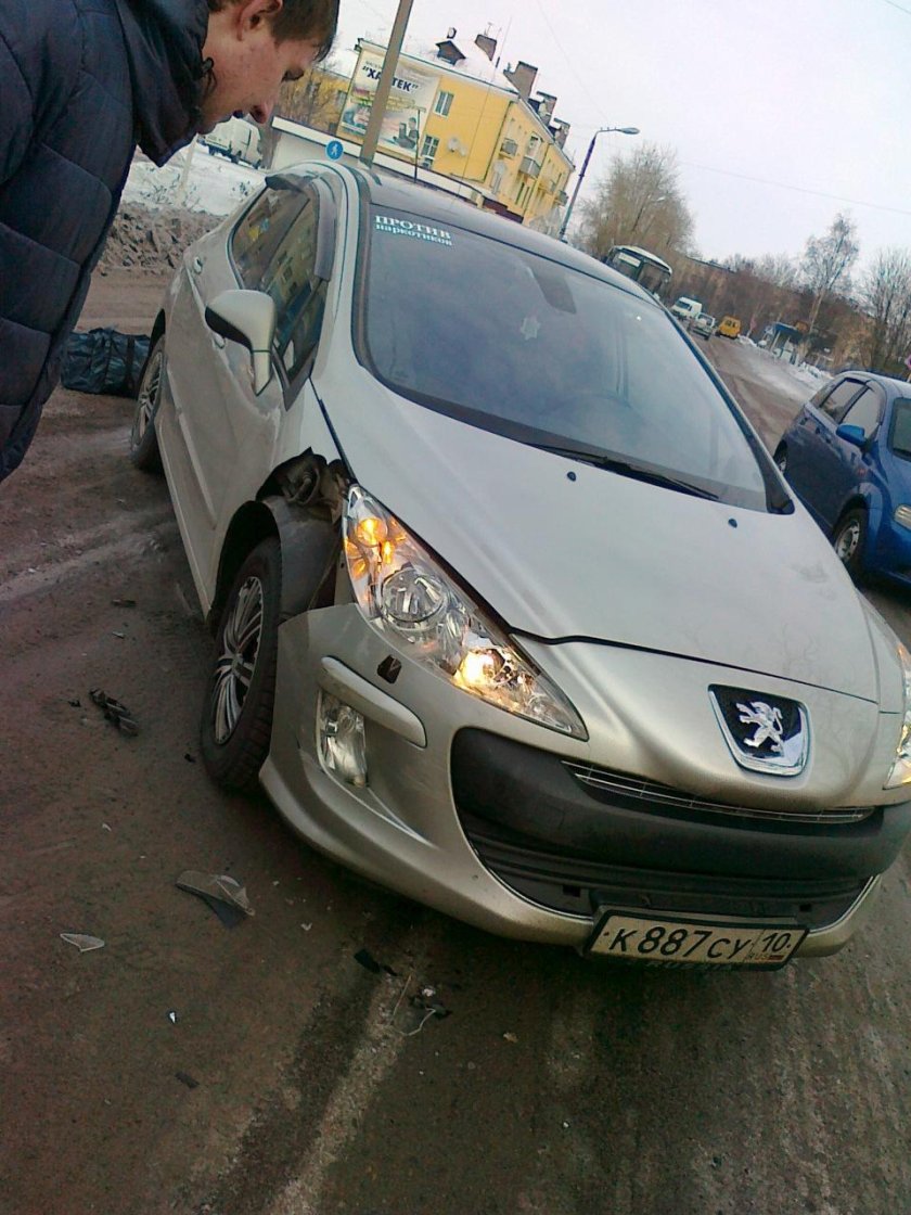 Разбитый Пежо 408
