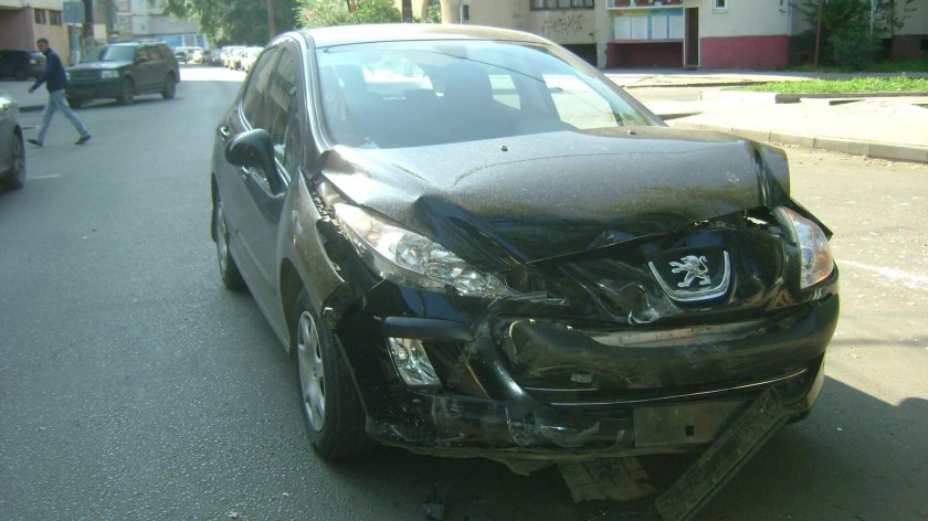 Пежо 408 авария