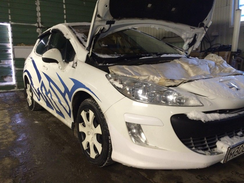 Кувалда в лобовом Пежо