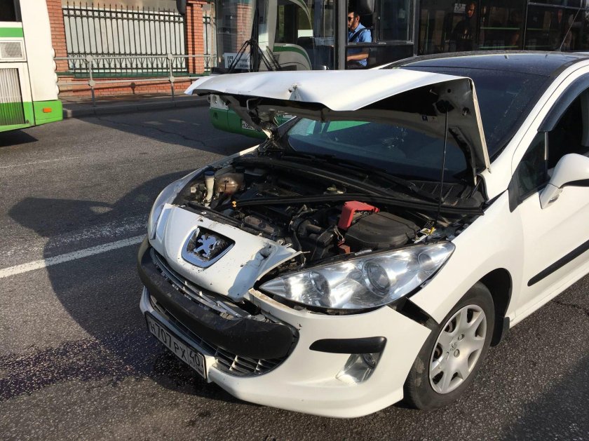 Разбитый Пежо 307