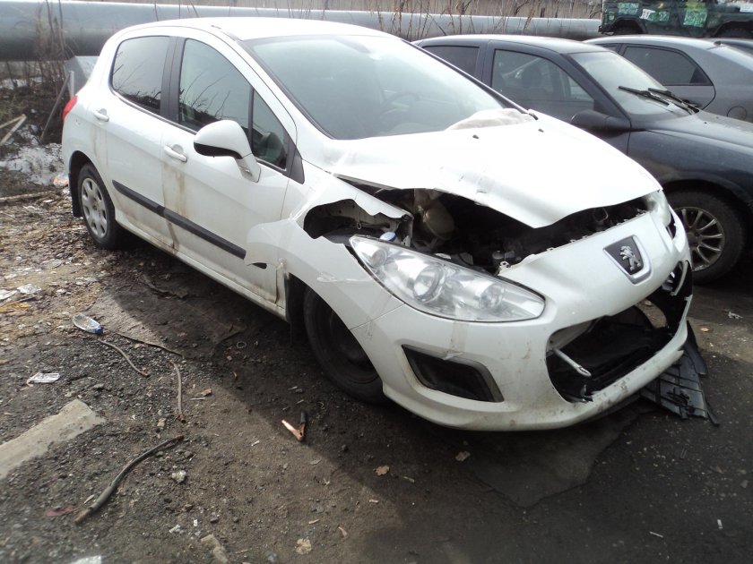 Битый Пежо 308