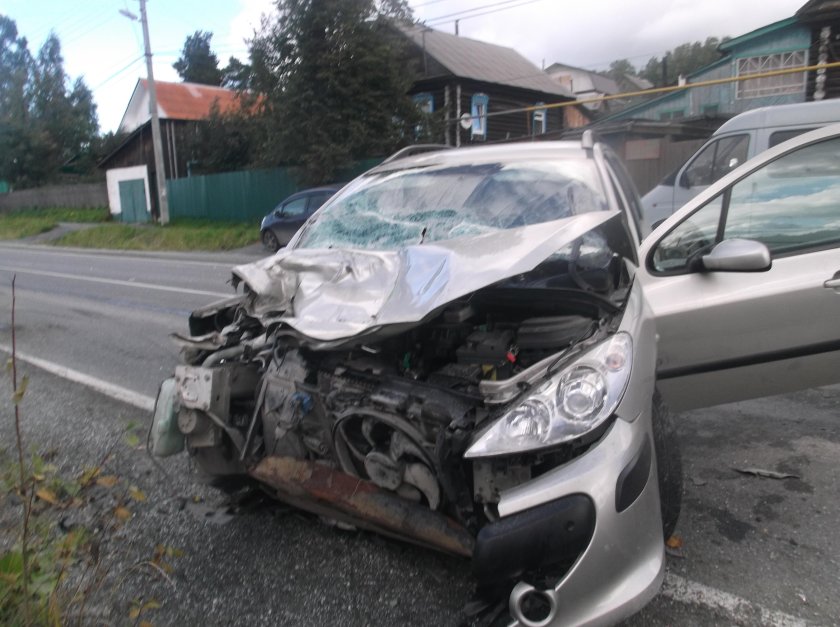 Разбитый Пежо 307