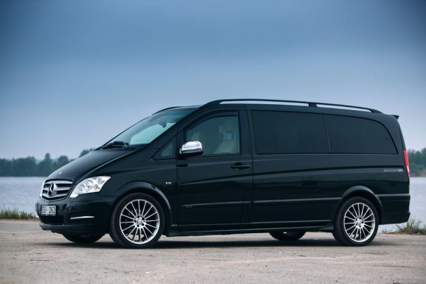 Мерседес Вито перед