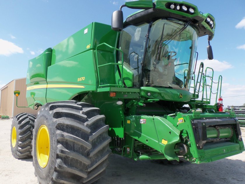 Комбайн John Deere 1048