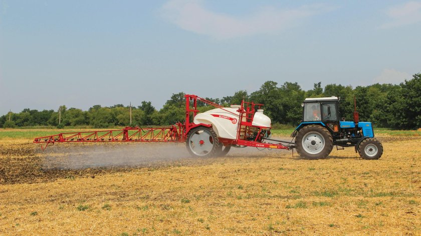 МТЗ 1221 С прицепным опрыскивателем