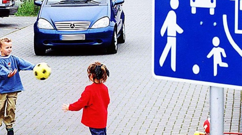 Пешеходы в жилой зоне