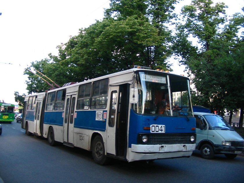 Троллейбус Икарус