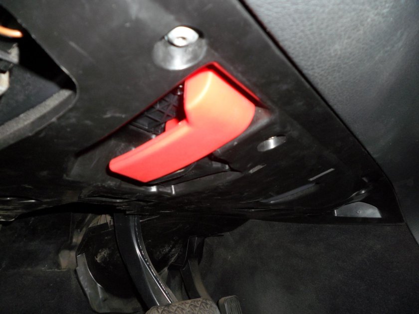 Рычаг открывания капота Мерседес 210