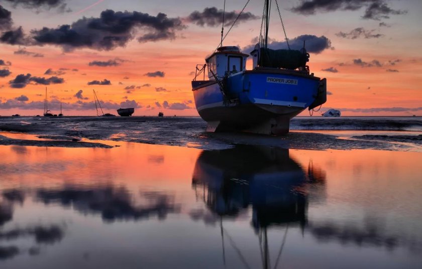 Корабль на закате