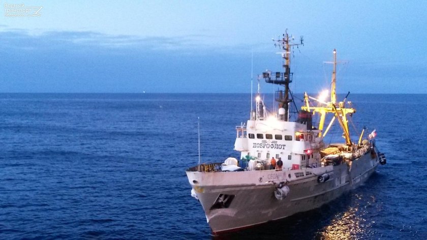 Охотское море судно