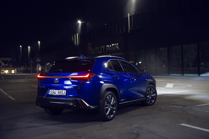 Lexus UX сзади
