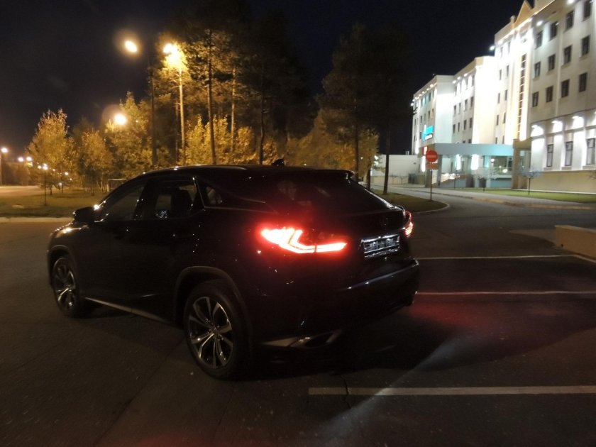 Lexus RX 200 ночью
