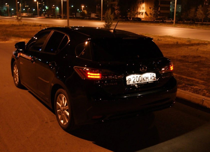 Черный Лексус ночью