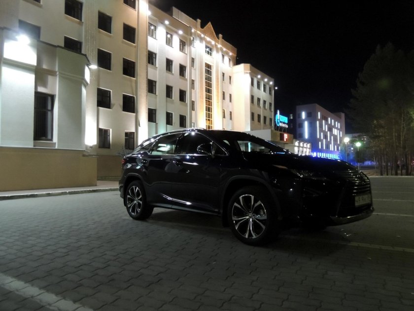 Lexus RX 200 ночью