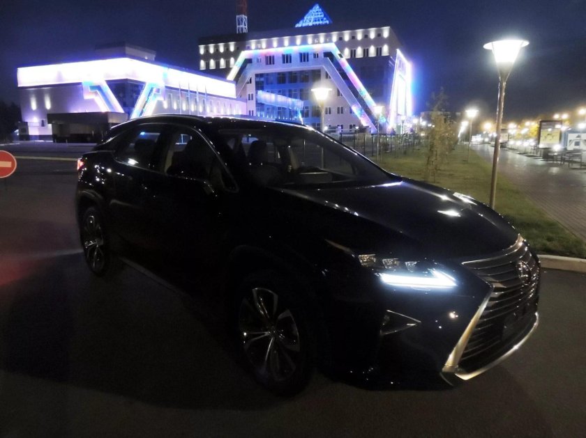 Lexus RX 200 ночью