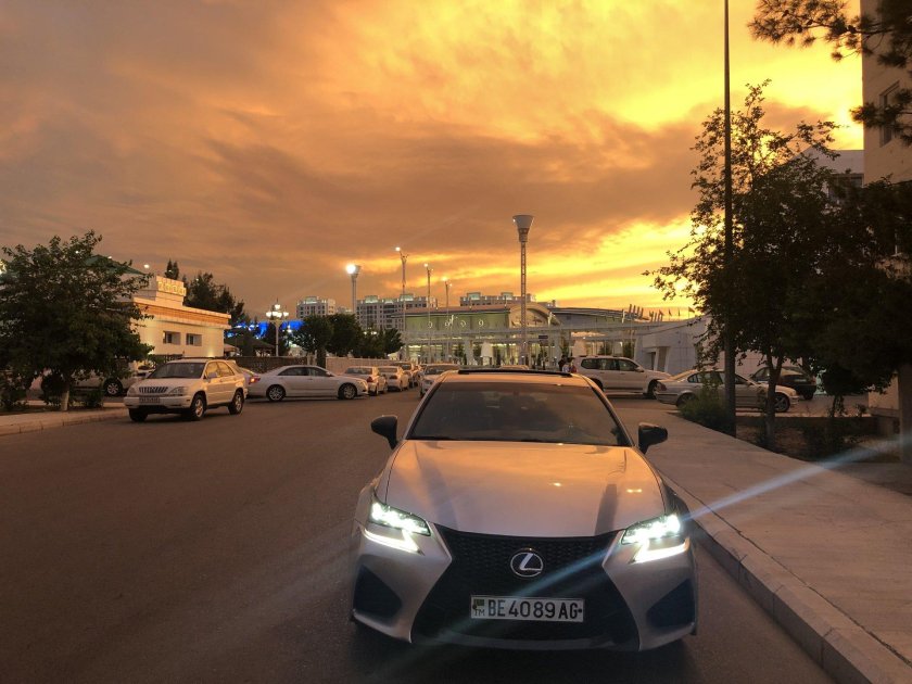 Лексус на закате