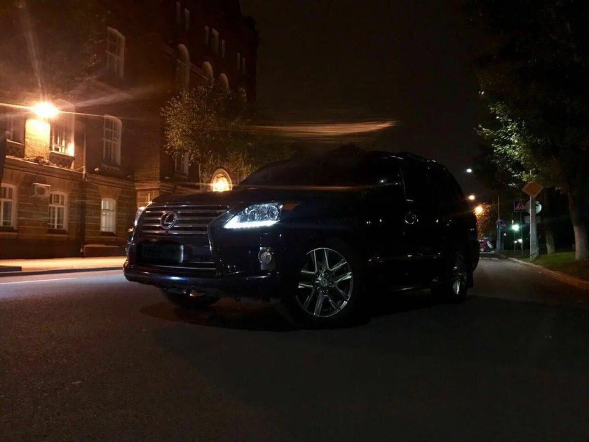 Лексус 570 черный ночью