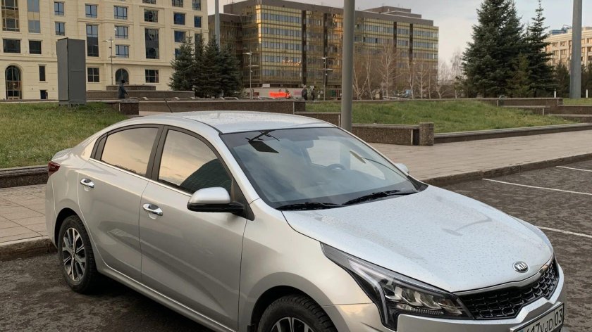 Киа Рио 2022 серебристый