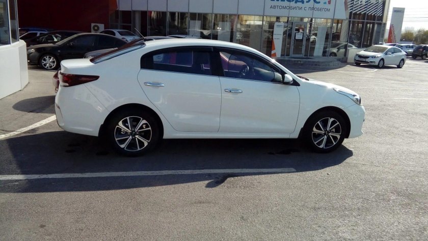 Киа Рио 4 2021 белая на дисках