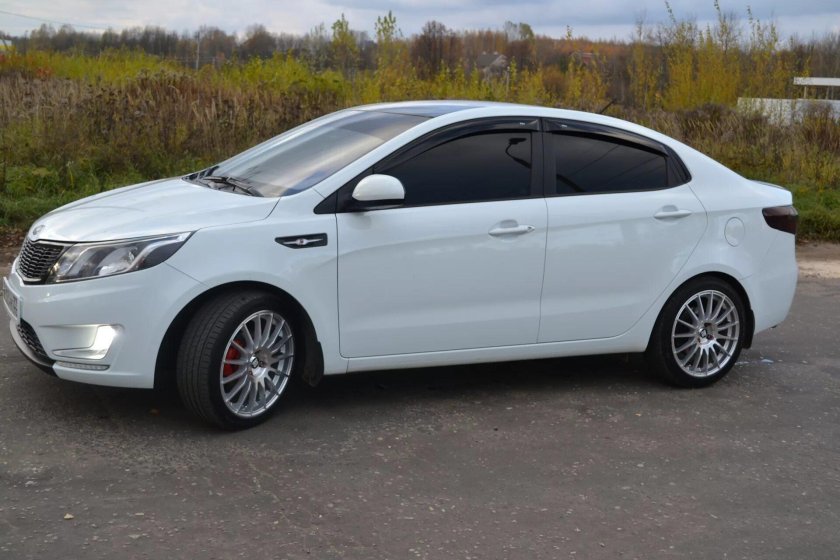 Белая Kia Rio 3 17 r
