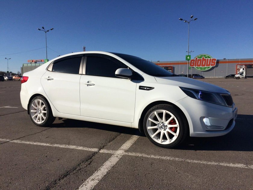 Белая Kia Rio 3 17 r
