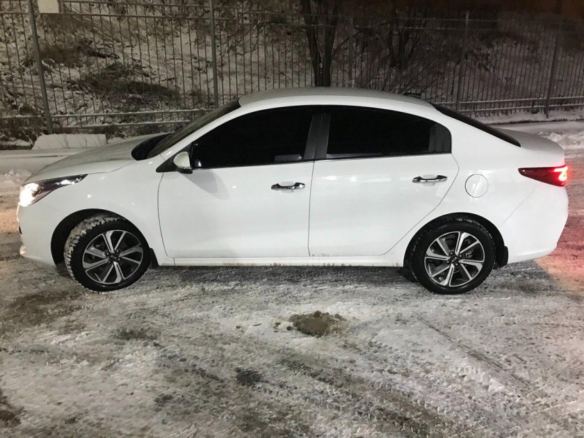 Белая Киа Рио 4 на 17 дисках