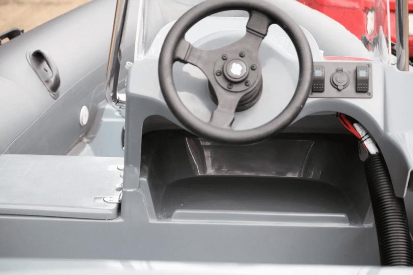 Лодка Баджер 420 рулевая консоль