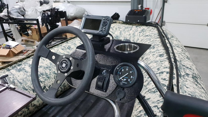 Лодка Баджер 420 рулевая консоль