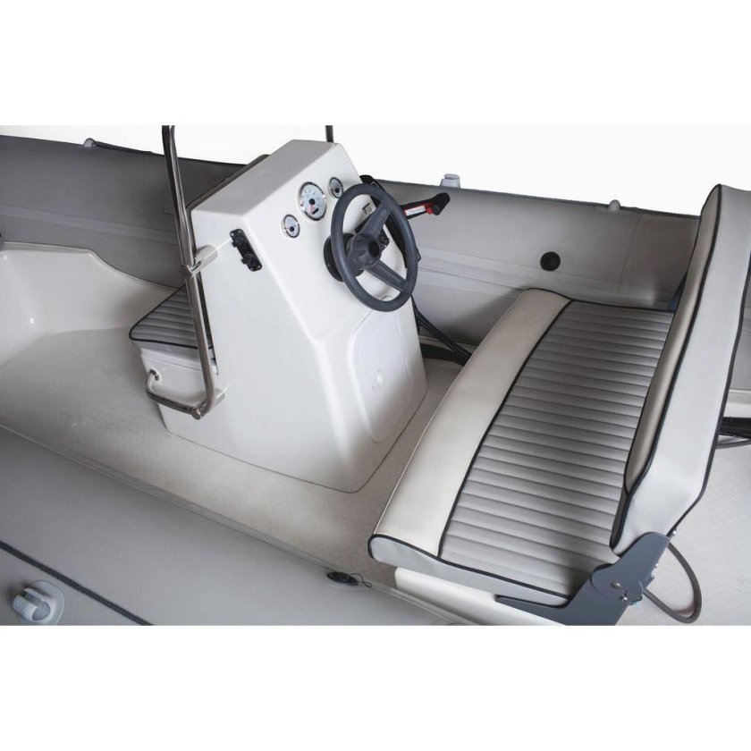 Лодка Баджер 420 рулевая консоль