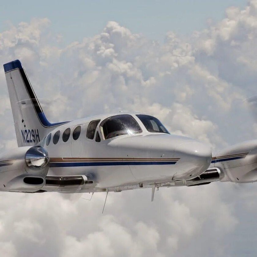 Самолет двухмоторный Цесна