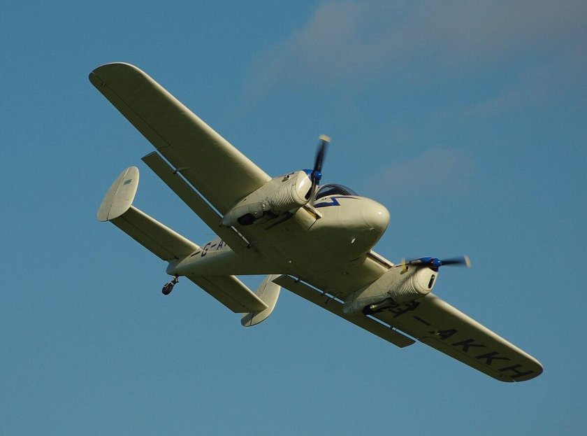 Самолет двухмоторный