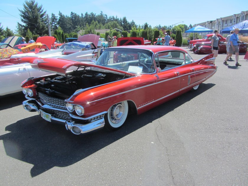 Кадиллак красный с белой крышей