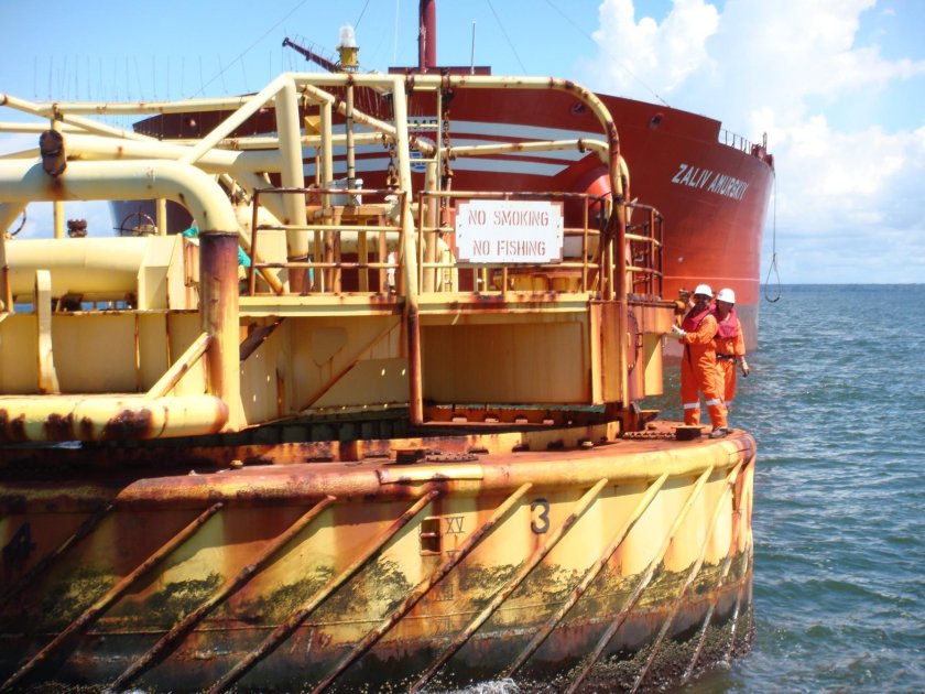 Погрузка танкера