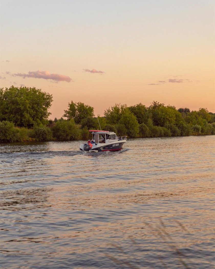 Катер на реке