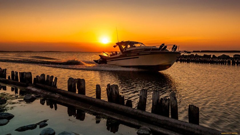 Лодка в море