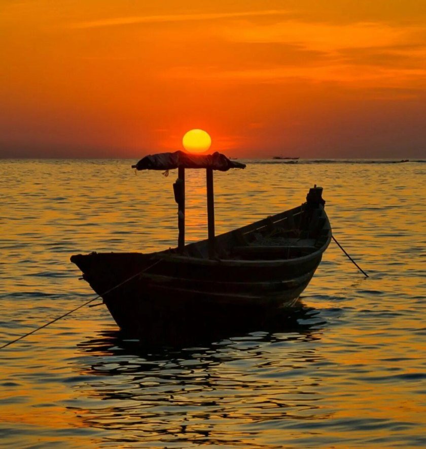 Лодка в море