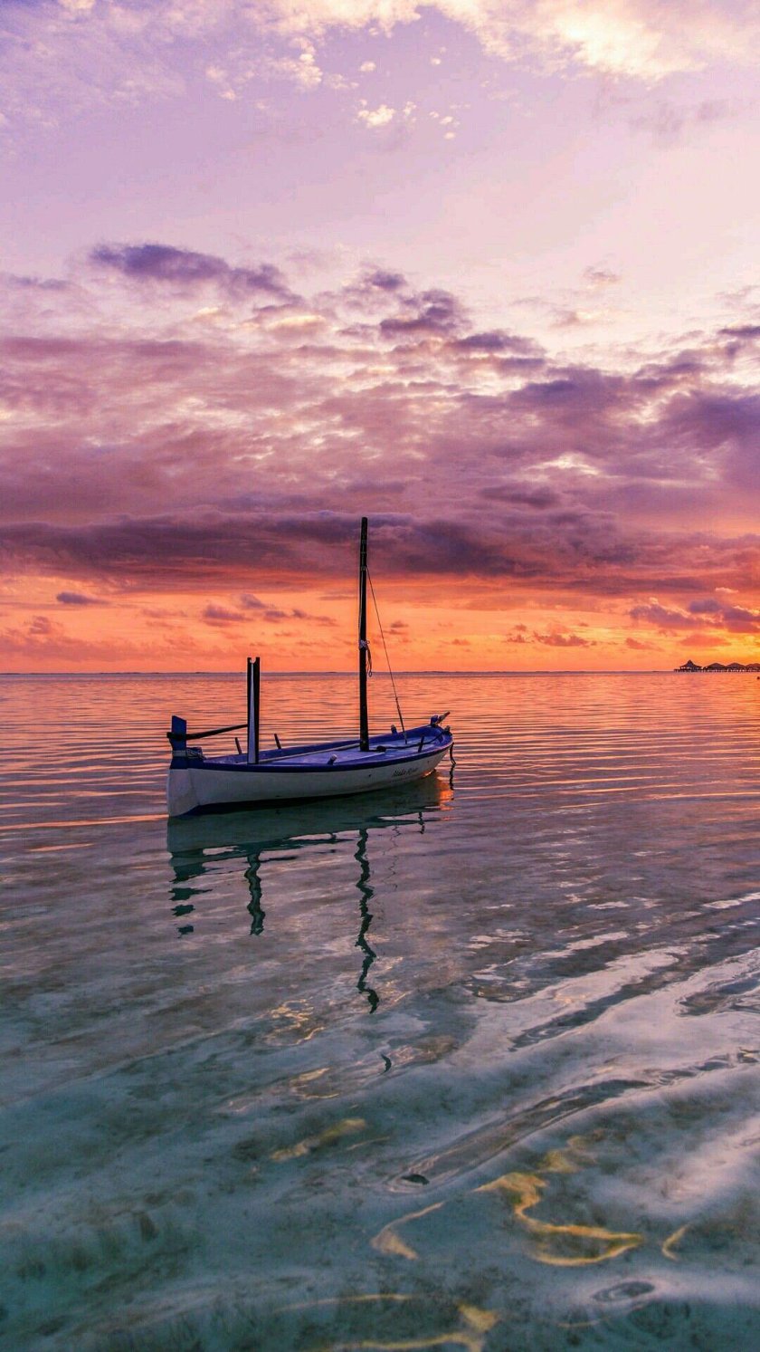 Лодка в океане