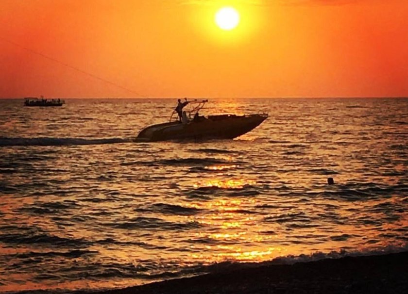 Лодка в море