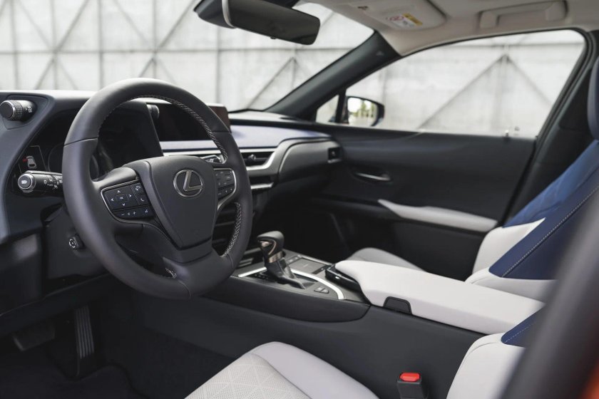 Lexus UX 250h салон
