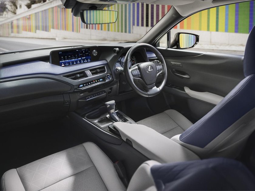 Lexus UX 250h салон