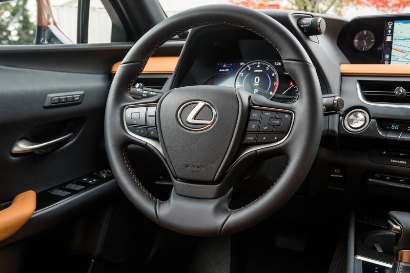 Лексус UX 250h салон