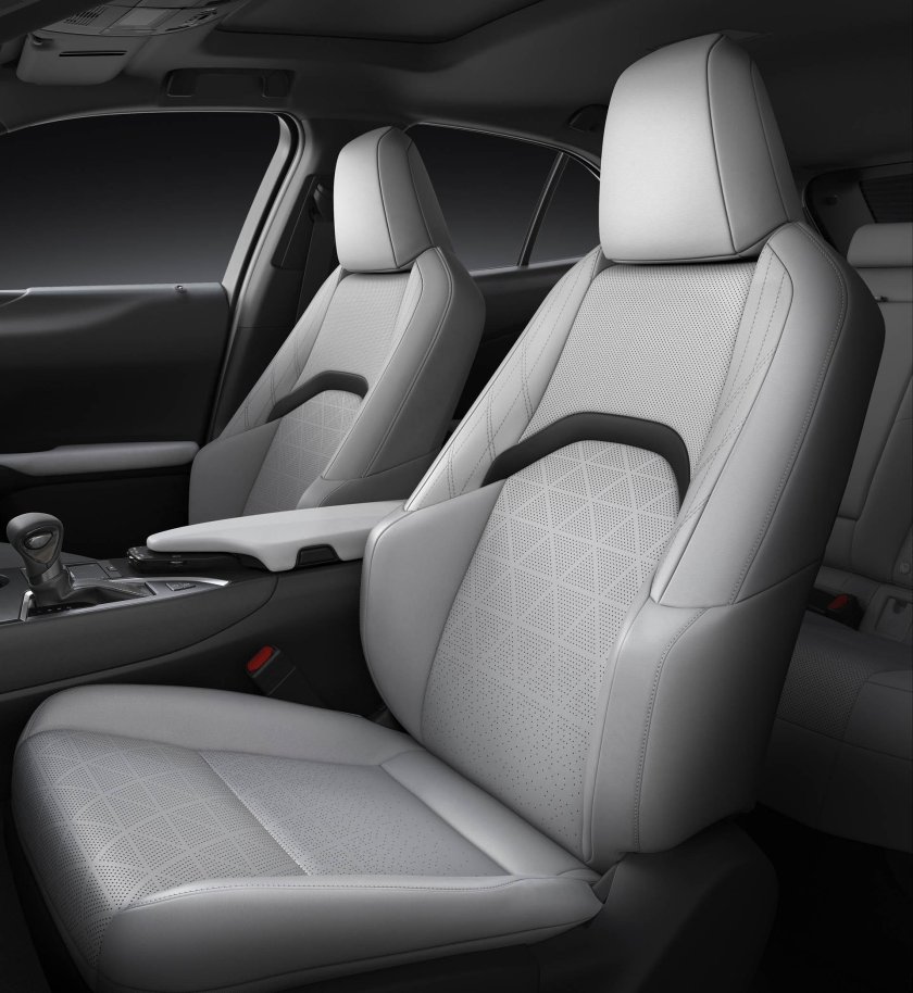 Lexus UX задний ряд