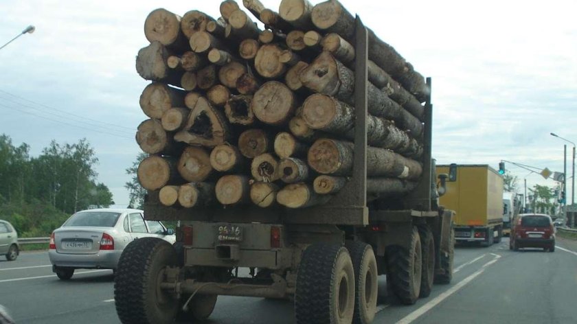 Урал 1993 с бревнами