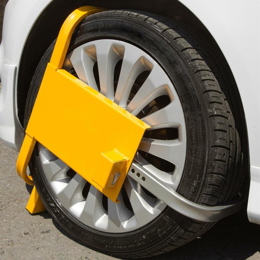 Замок на колесо автомобиля