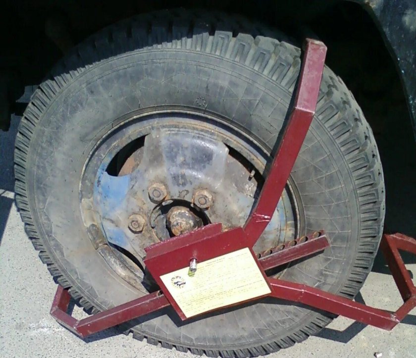 Блокиратор колеса грузового автомобиля