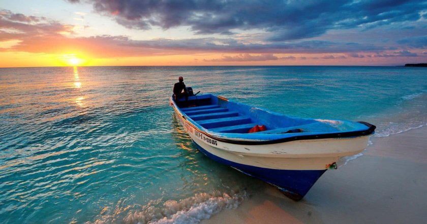 Лодка в океане