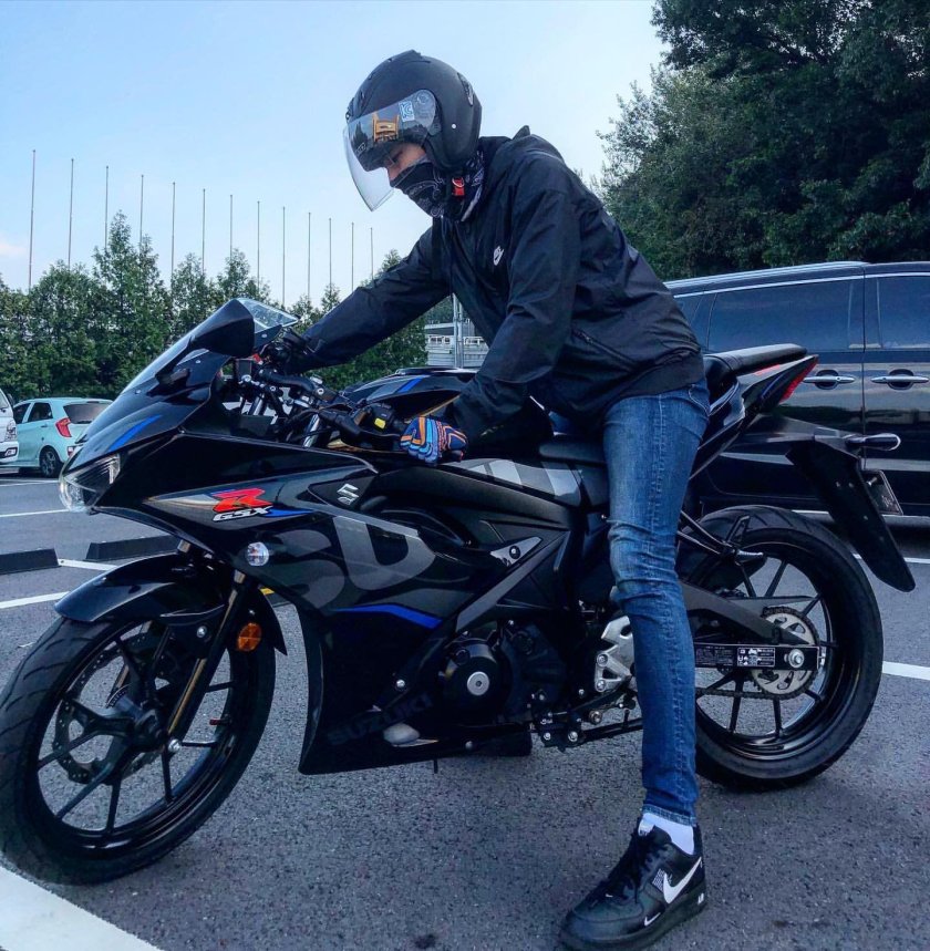 Хван ин ëп на мотоцикле